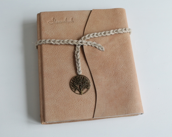 Stammbuch "Baum" aus cognacbraunem Büffelleder, DIN A5